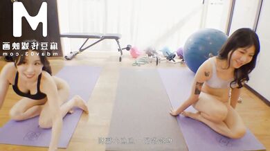 麻豆傳媒映畫 - 穿著緊身褲擺出誘人的姿勢誘惑你來做愛